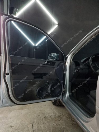 Установка шумо-виброизоляции передних дверей  на Volkswagen Polo 2016 года